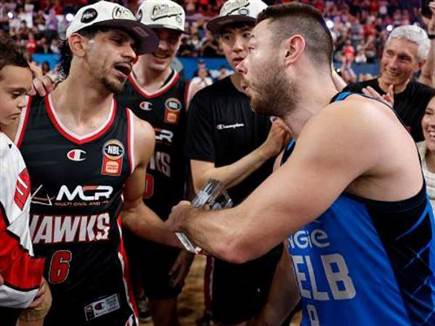 צפו: זכה ב-MVP, והעביר את התואר ליריבו