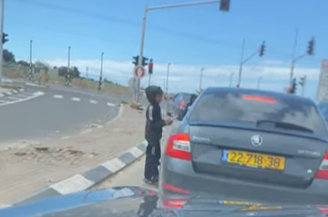 3 ימים אחרי התאונה הקטלנית – ילדים עדיין מנוצלים בצמתים