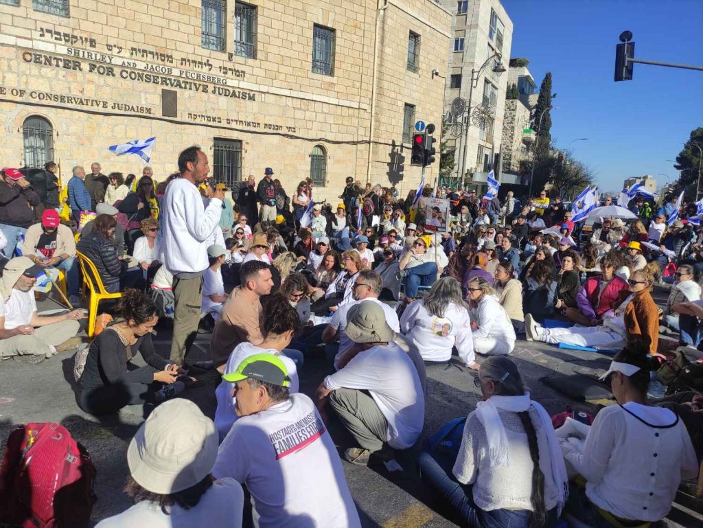 לצד ההפגנות נגד הממשלה: אנשי משמרת 101 קיימו מחאה שקטה בירושלים למען החטופים