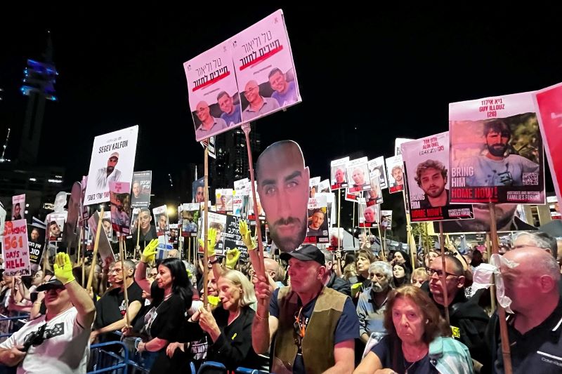 משפחות החטופים דורשות עדכון מסודר על מצב יקיריהן: "מקוששים מידע חלקי"