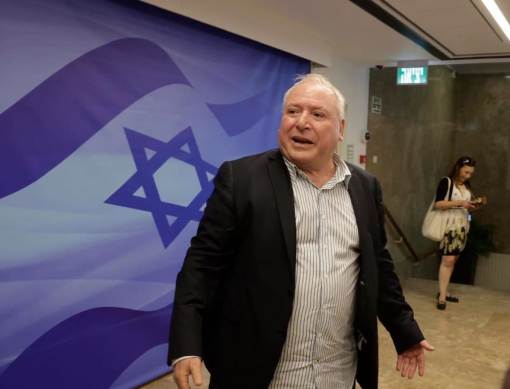 דודי אמסלם הגיע לפגוש את העיתונות – זה התפוצץ מהר מאוד