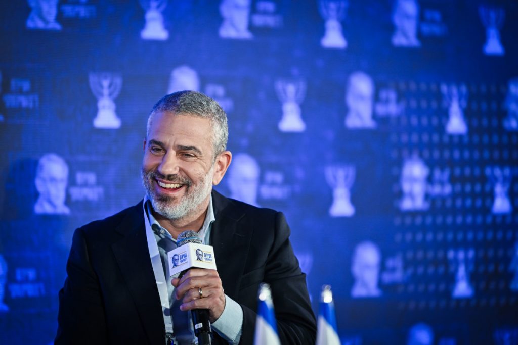 שופר צווחני של כל מה שביבי וטראמפ: הספר שמנסה לפצח את ינון מגל