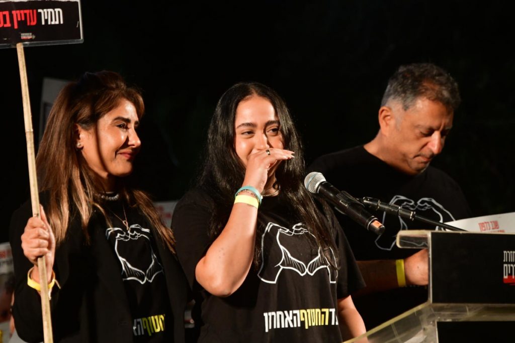 הדברים שאפשר ללמוד מלירי אלבג, שעומדת באומץ מול נתיזי הרעל