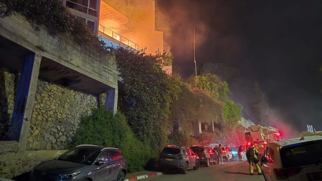 שריפה במלון "המלך שלמה" בטבריה: 8 פונו לבי"ח לאחר שאיפת עשן