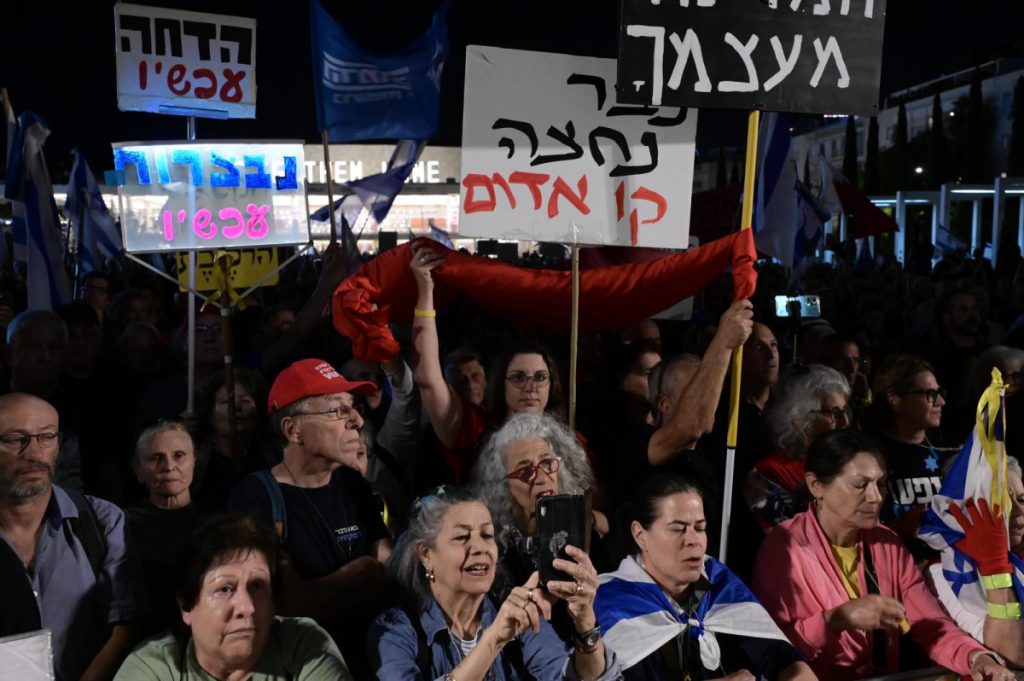 אלפים בהפגנת חירום נגד נתניהו בעקבות תצהיר ראש השב"כ