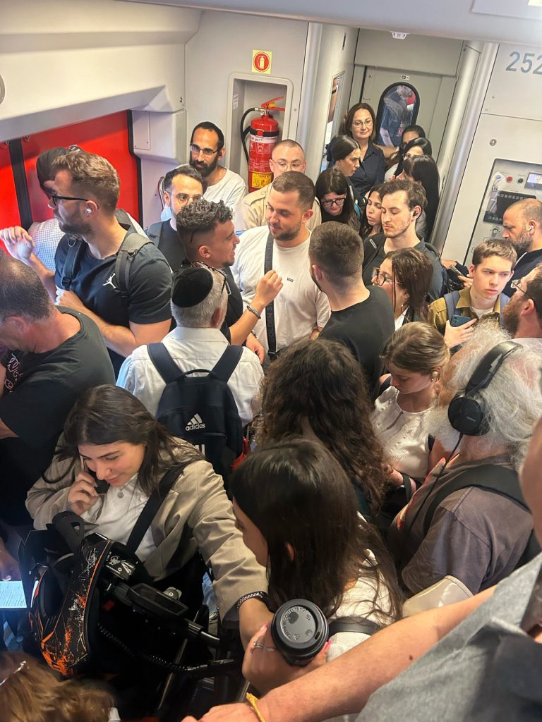 עומס, חנק ומאות אלפי ישראלים תקועים ברכבת בעקבות השריפות