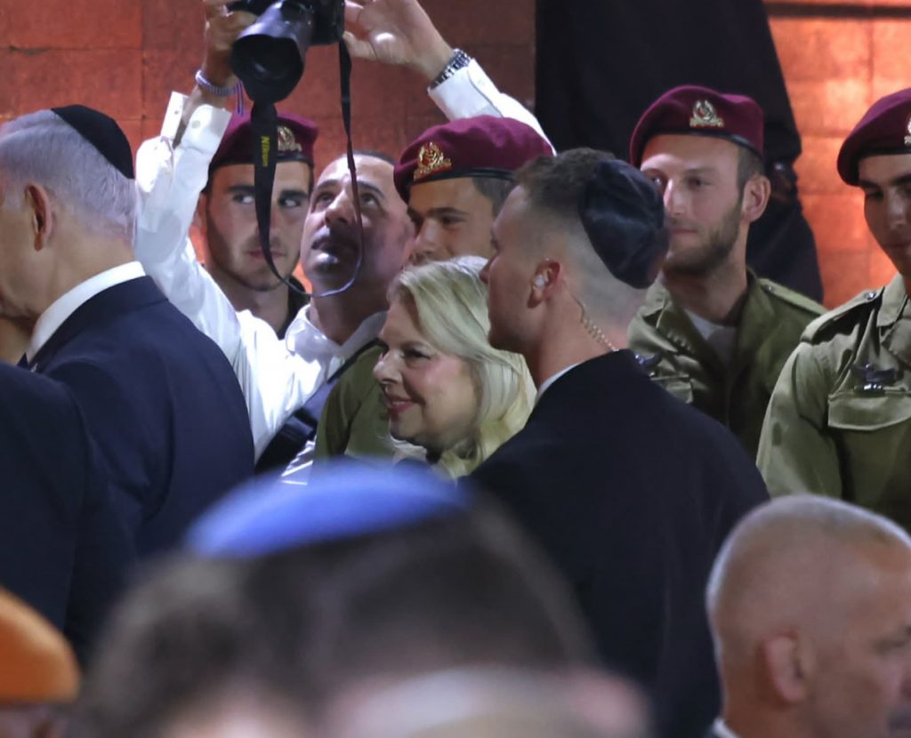 גיא מרוז: שרה נתניהו חשובה יותר – 7 שניות בנאום יום השואה