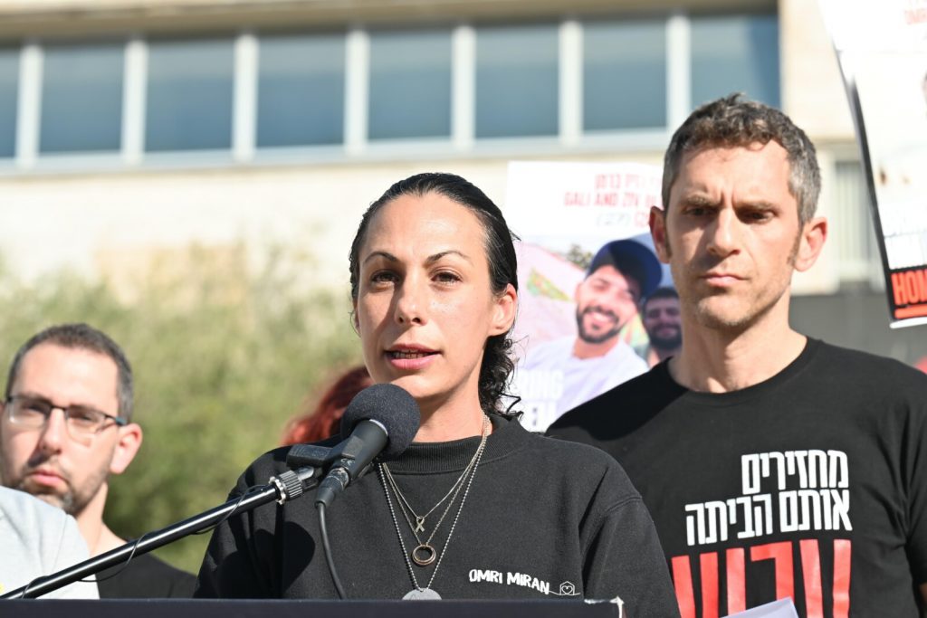 נתניהו שוחח עם אשת החטוף עמרי מירן, לאחר שהתריסה: "מקווה שלא שכחת את שמו"