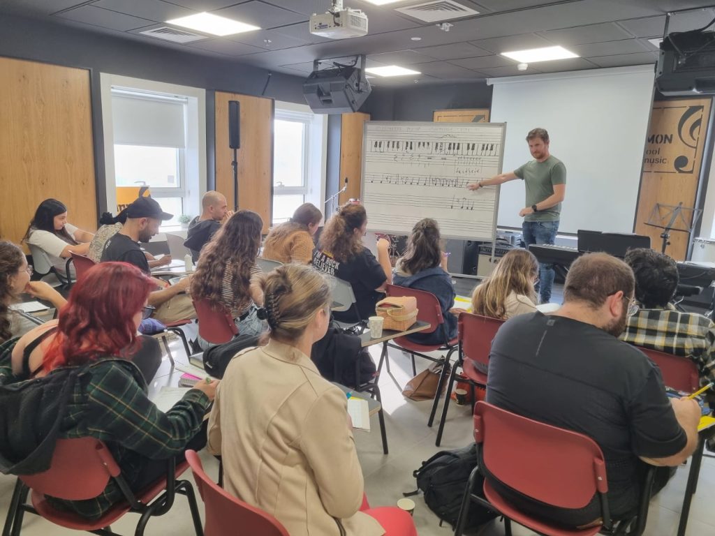 אין יותר ציוני מלעשות מוזיקה בעכו דווקא עכשיו, כשמרגישים שהכול מתפורר