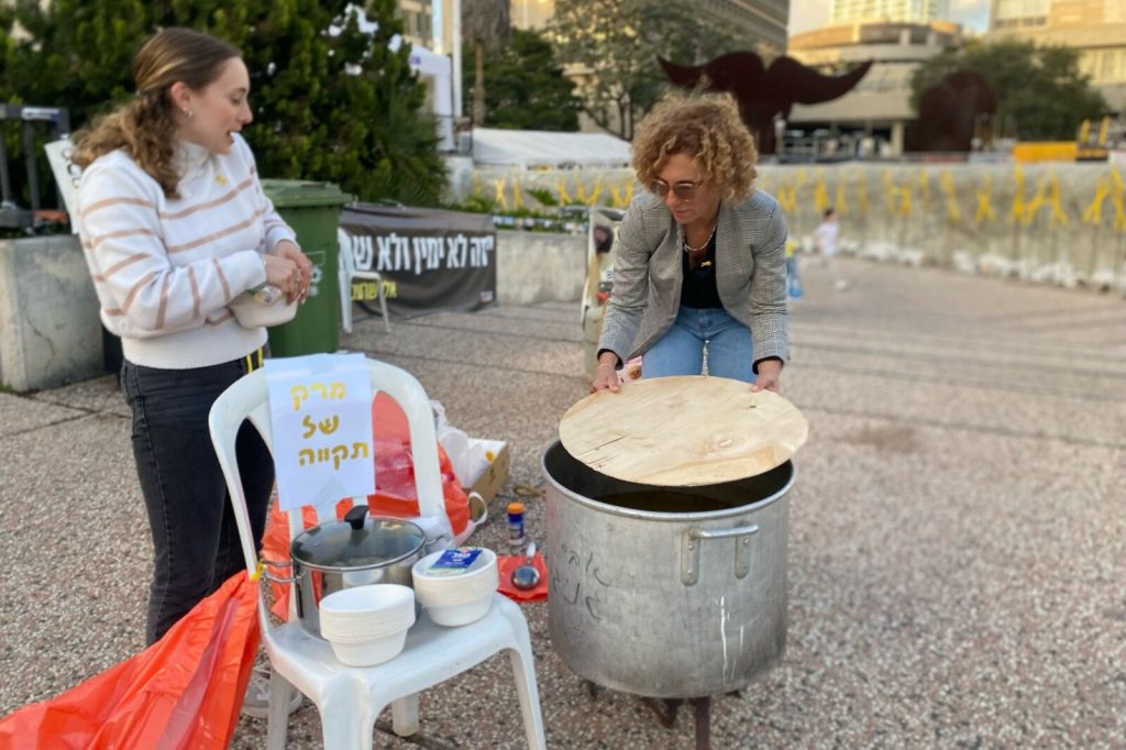 "זה לא בסדר": בכיכר החטופים נערכים לליל סדר שני בלי הקרובים