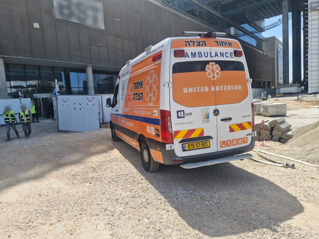 יום מדמם בענף הבנייה: עובד נהרג בנפילה מגובה בטייבה, שבעה נוספים נפצעו