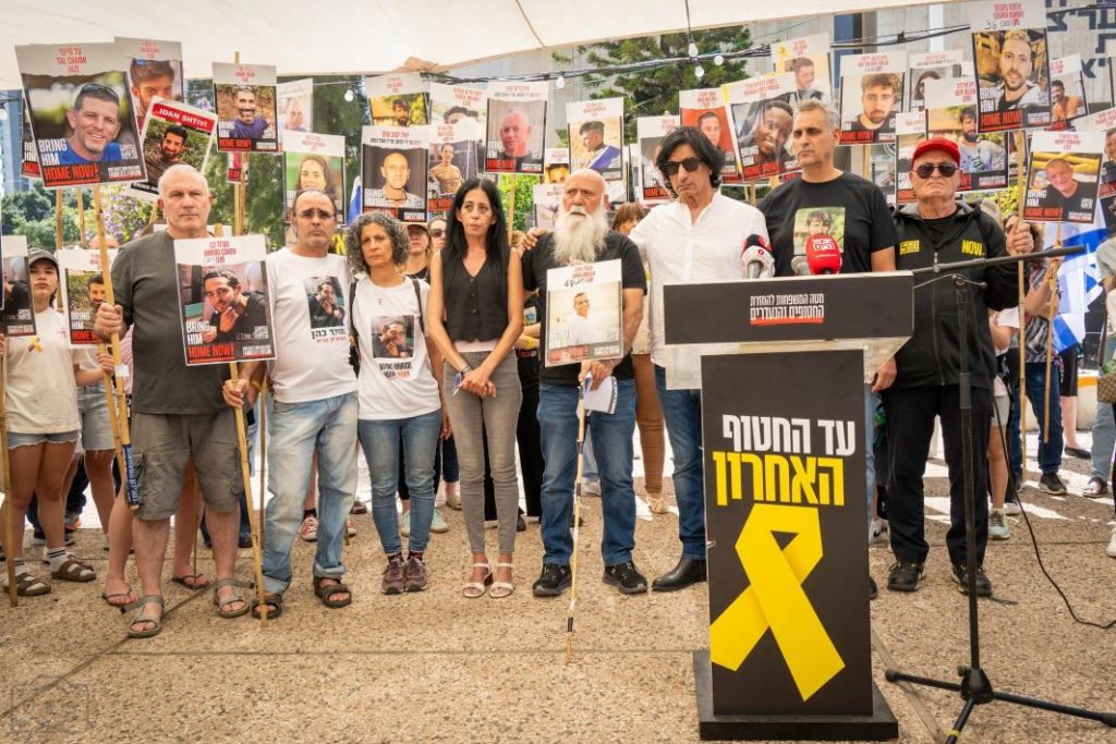 משפחות חטופים: ״אנחנו בקטסטרופה, המשא ומתן לעסקה מתנהל כדי להרוויח זמן״