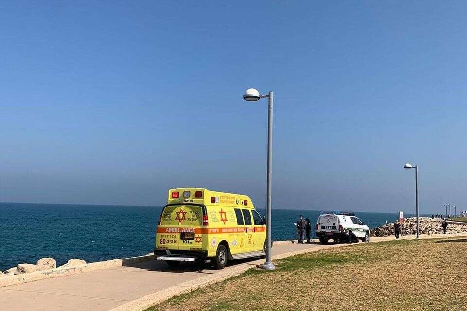 גבר ללא סימני חיים אותר לכוד בשובר גלים בחוף תל אביב