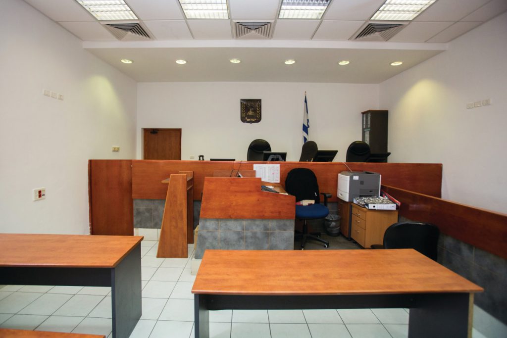 שופט הושעה בגלל אמירות מעליבות עורך דינו טוען: בדיחות אבא בלבד