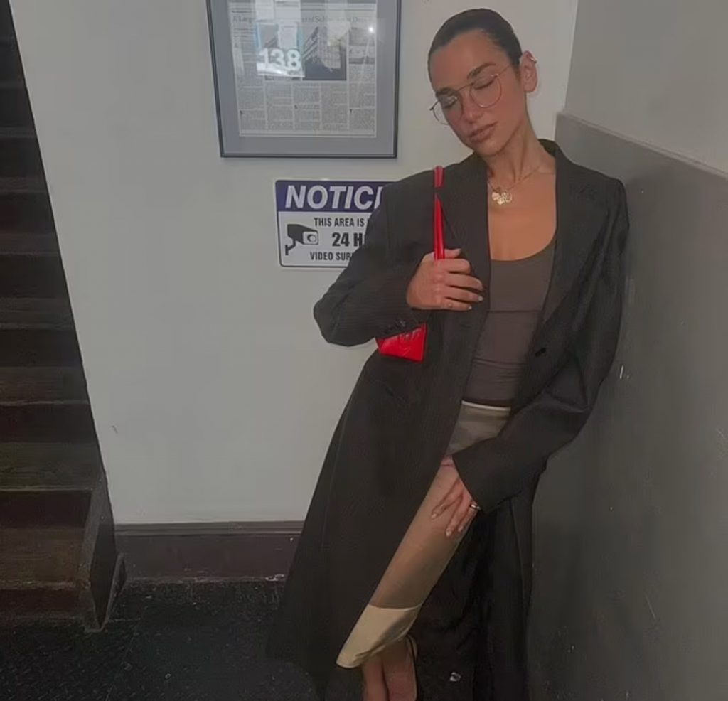 דואה ליפה חושפת את תחתוניה במיני סקירט נועז בניו יורק