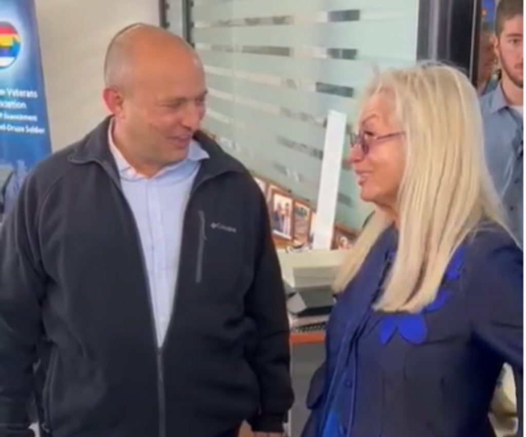 רמז לבאות? נפתלי בנט ומרים אדלסון נצפו מחויכים ביחד | צפו