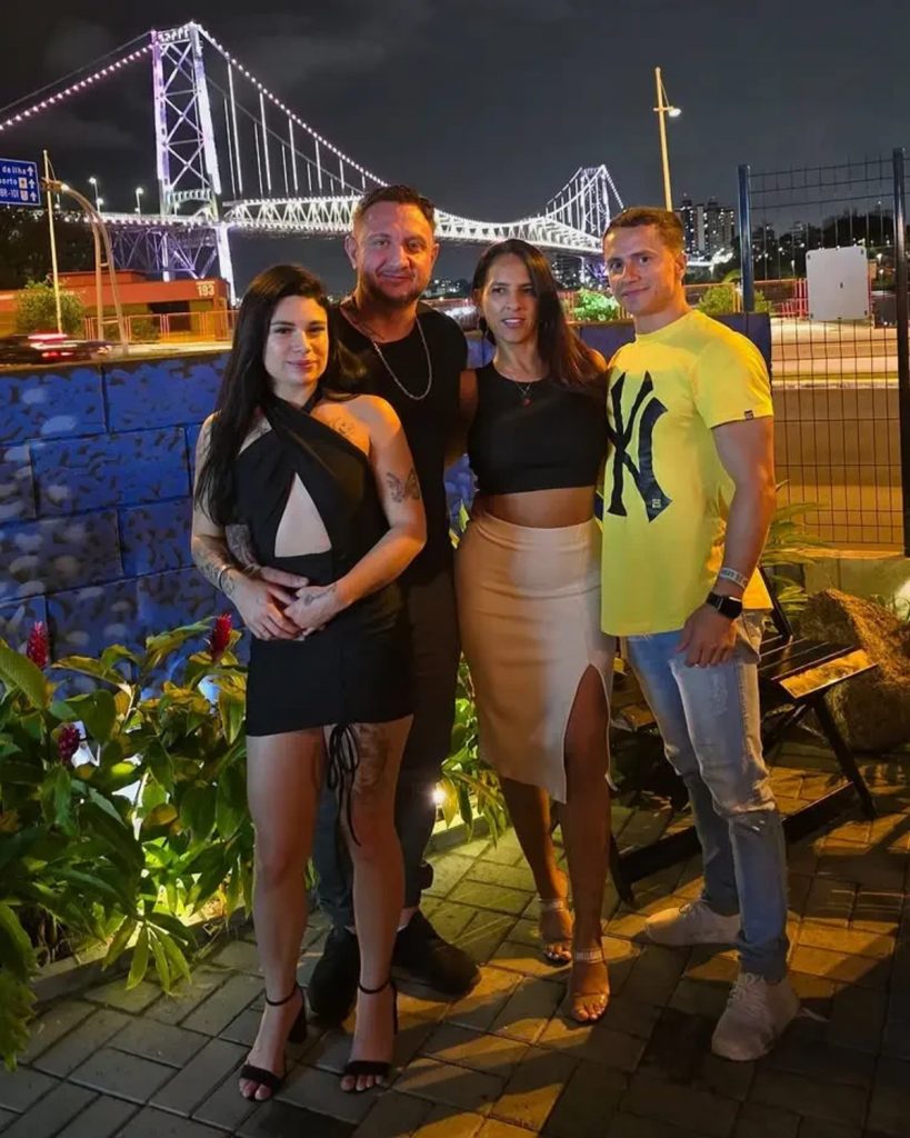 אני חיה במשפחה פוליאמורית עם ארבעה הורים ושני ילדים: ככה זה נראה