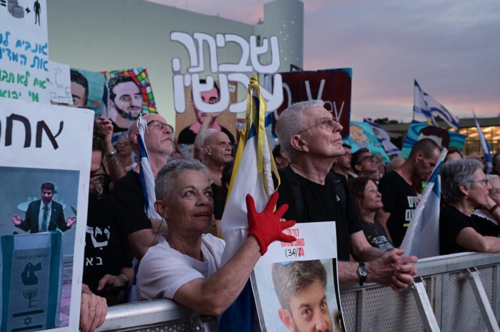 היום ה582 למלחמה – המונים קוראים להפלת הממשלה: "כל האחראים הביתה