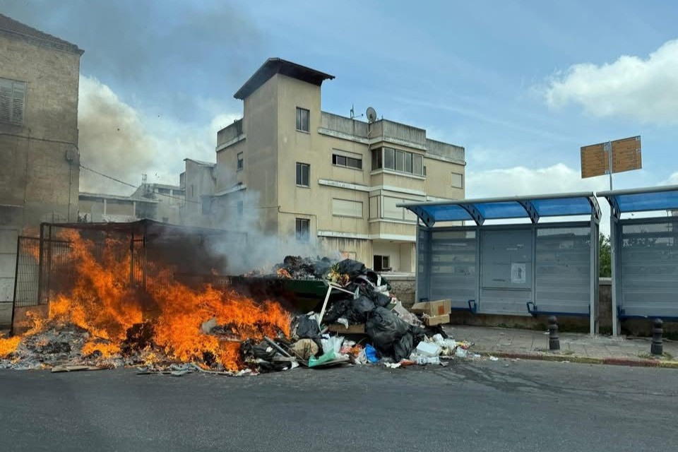 רחובות מלוכלכים, שריפות זבל ועובדים שלא קיבלו שכר מפברואר: עיריית נצרת הודיעה על השבתה