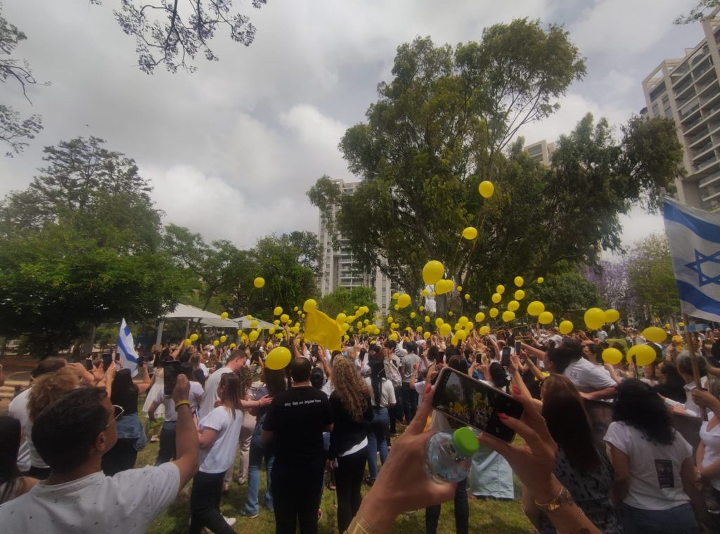 חבריו לעבודה של גיא גלבוע דלאל צעדו לשחרורו, ולצידם עומר ונקרט שהוחזק עימו בשבי