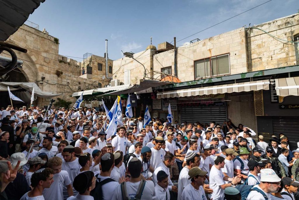 עשרות אלפים במצעד הדגלים בירושלים; חלק מהצועדים התעמתו עם ערבים במזרח העיר