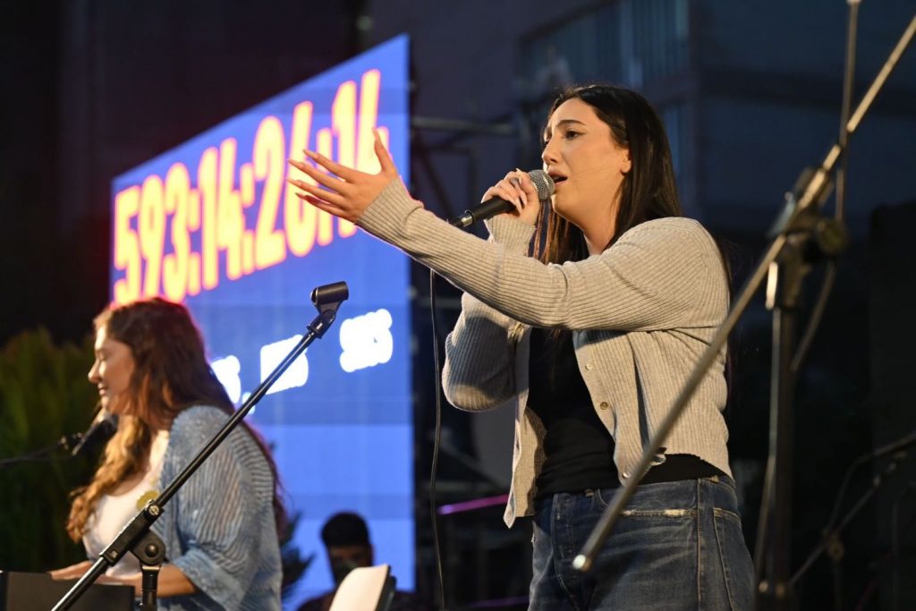 למען שובם: יובל רפאל וקרן פלס ביצעו יחד את השיר מהאירוויזיון בכיכר החטופים