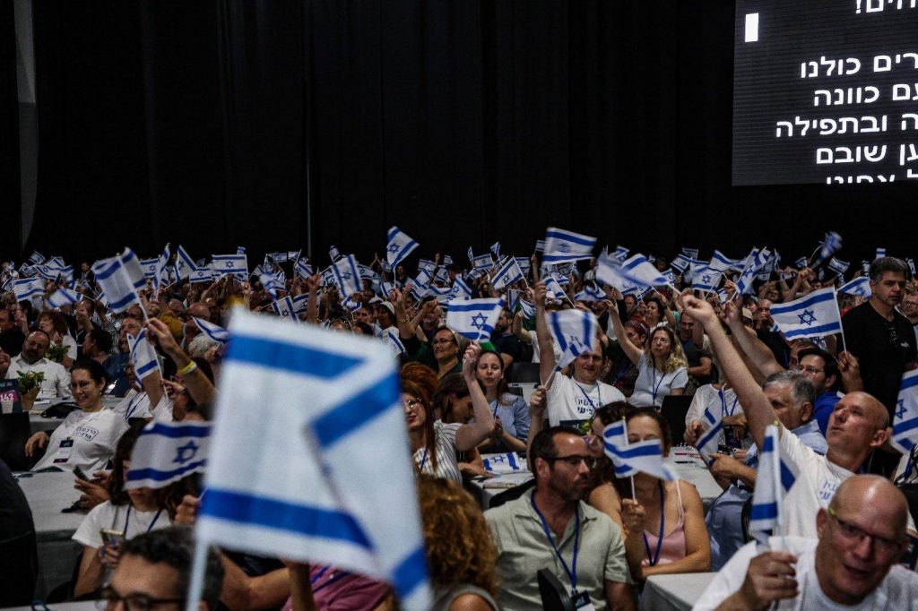 בין שולחנות עגולים לשולחן הממשלה: הצומת של הרבעון הרביעי