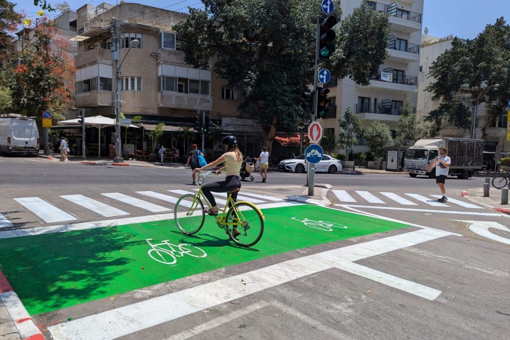 דו-גלגליים תחילה: פיילוט לשמירה על בטיחות רוכבי האופניים והקורקינטים בצמתים יחל בתל אביב