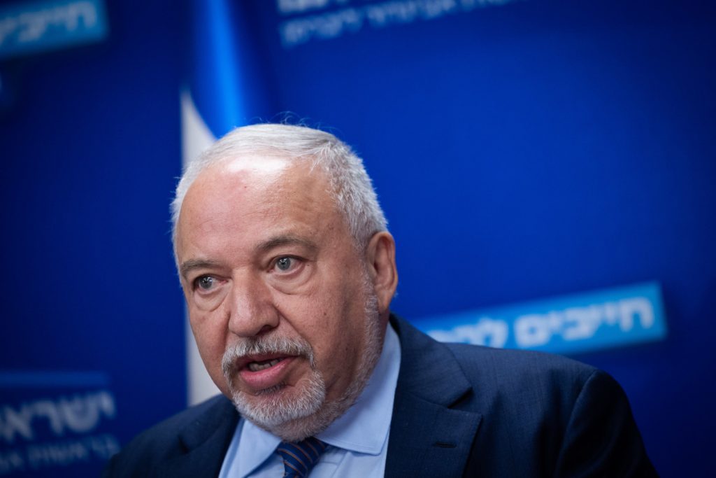 אביגדור ליברמן טוען: "בנימין נתניהו מעביר נשק לתומכי דאעש בעזה"
