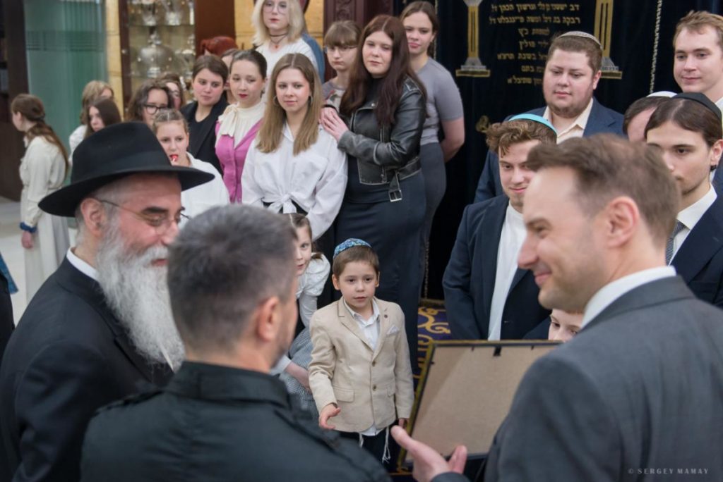 המחווה המרגשת של הילדים היתומים מאודסה למשלחת מגרמניה