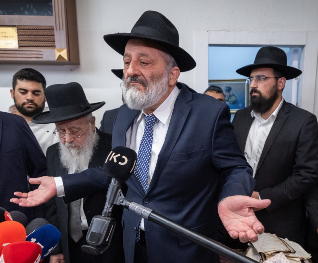 אריה דרעי בחר צד? השופר של ש"ס במתקפה חזיתית על הממשלה
