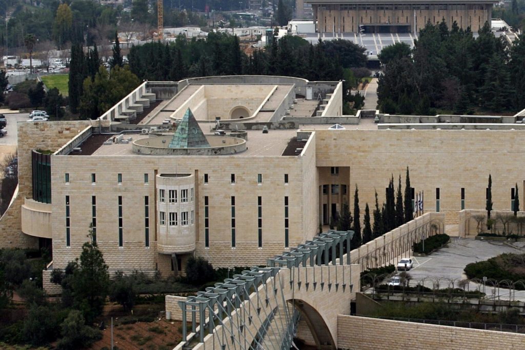 חלון נופץ במהלך ההפגנה מול בג"ץ, שב"כ מעורב בחקירה