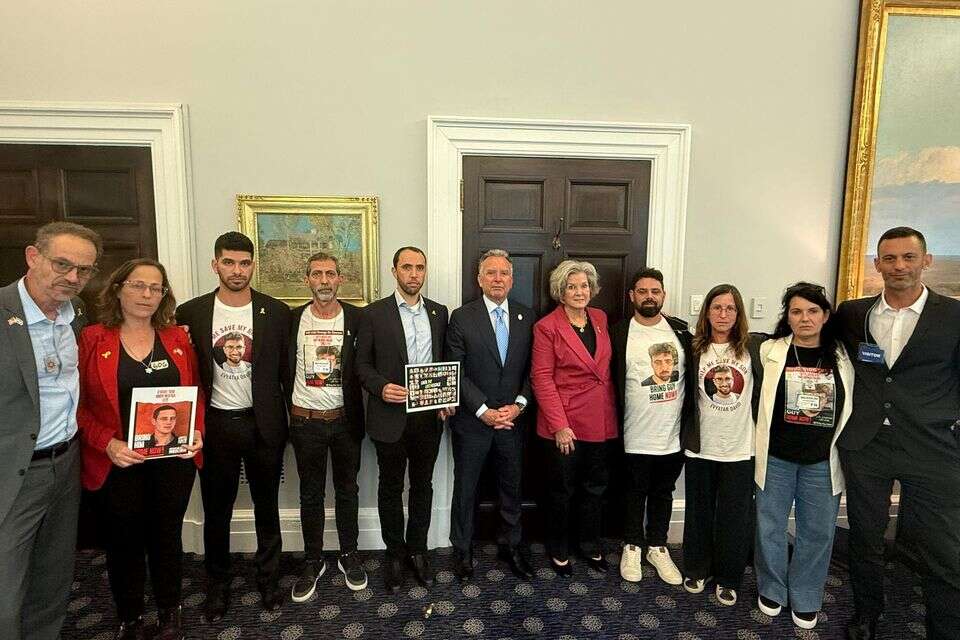 משפחות חטופים נפגשו לראשונה עם ראש הסגל ודוברת הבית הלבן