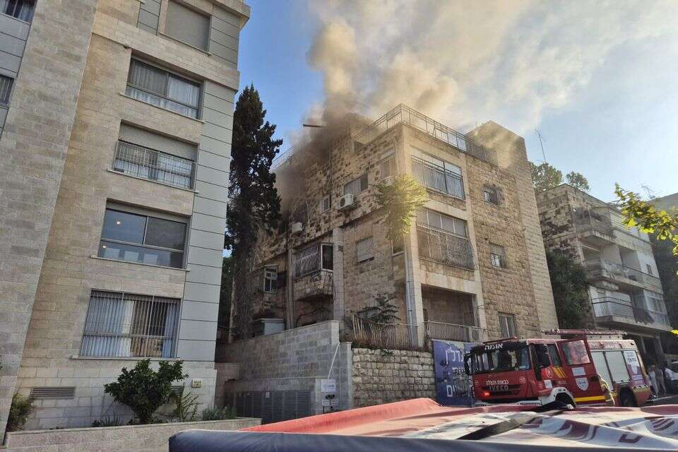 אישה חולצה במצב קשה מדירה בוערת בשריפה בירושלים