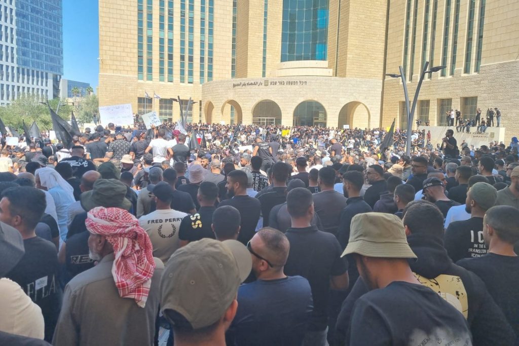 אלפים הפגינו בבאר שבע נגד הריסות הבתים בנגב: "המדינה היא שעוברת על החוק ולא הבדואים"