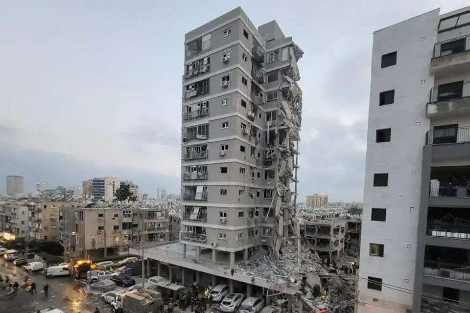 האסון בבת ים: ארבעה הרוגים ו-35 נעדרים; תחנת זק"א לחללים נפתחה בזירה