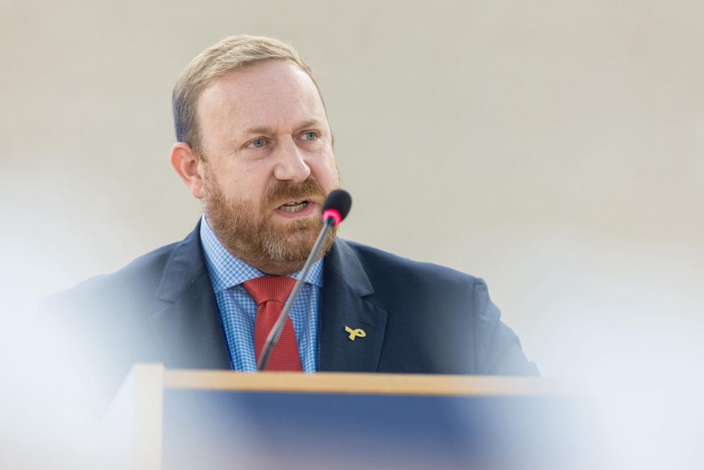 העובדים ממשיכים את החיים גם במלחמה, אחות ישראלית וטכנאי פלסטיני יכולים לעבוד יחד